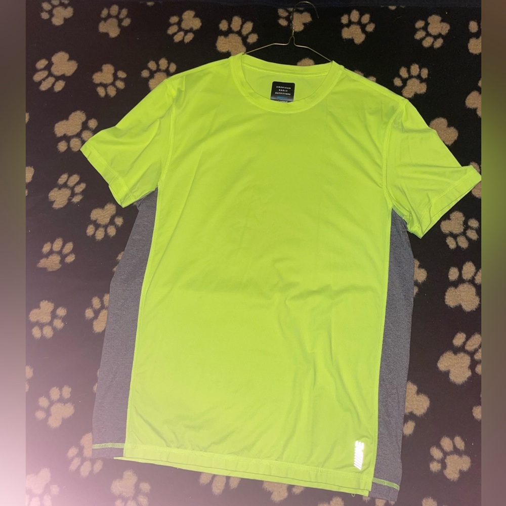 💫Men’s size Medium American Eagle Outfitters neon green shirt